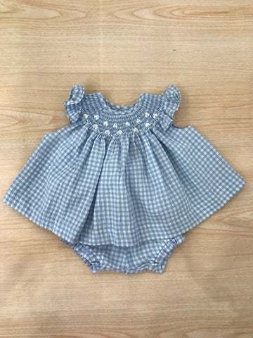 Completo Belan due pezzi a quadretti bianchi e celesti smanicato con rusche ricamato sul petto con fiorellini con culotte abbinata