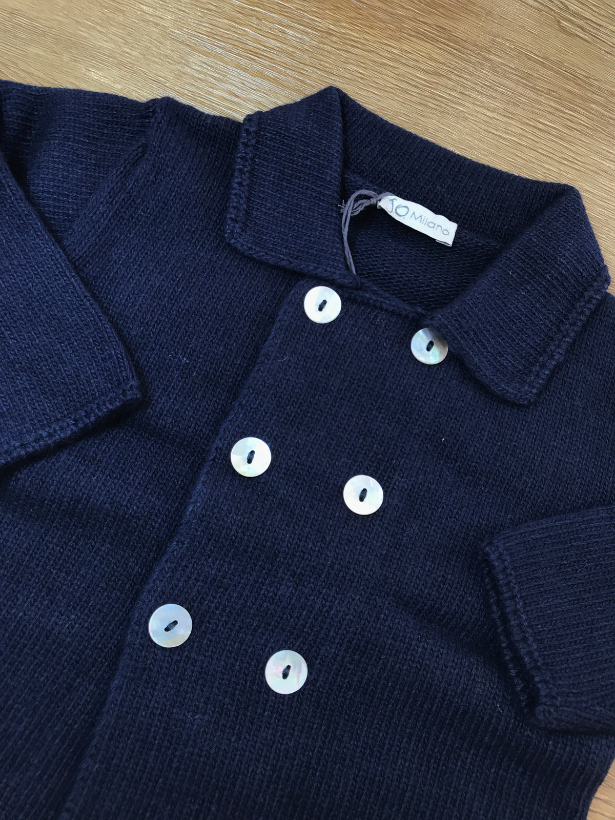 Cardigan Jo Milano in lana blu scuro con chiusura doppio petto e piccoli bottoncini