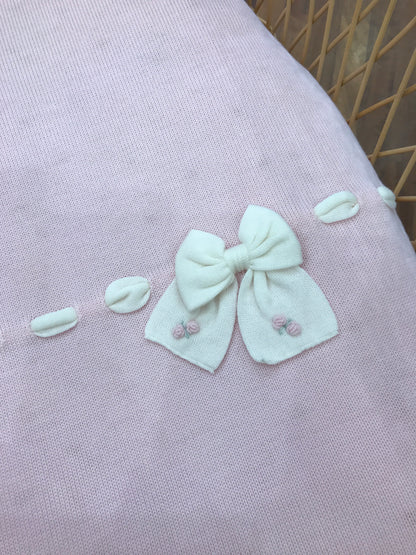 Coperta Baby Lord in lana rosa con passanastro panna e fiocco con roselline ricamate