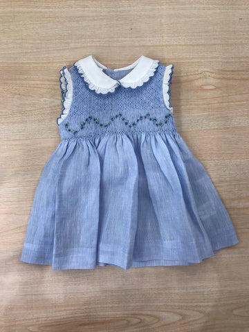 Abito Les Enfants de Gisele in lino smanicato con rusche bianche con colletto bianco e rusche rifinita in celeste  con corpetto lavorato da punto smock e fiorellini bianchi ricamati