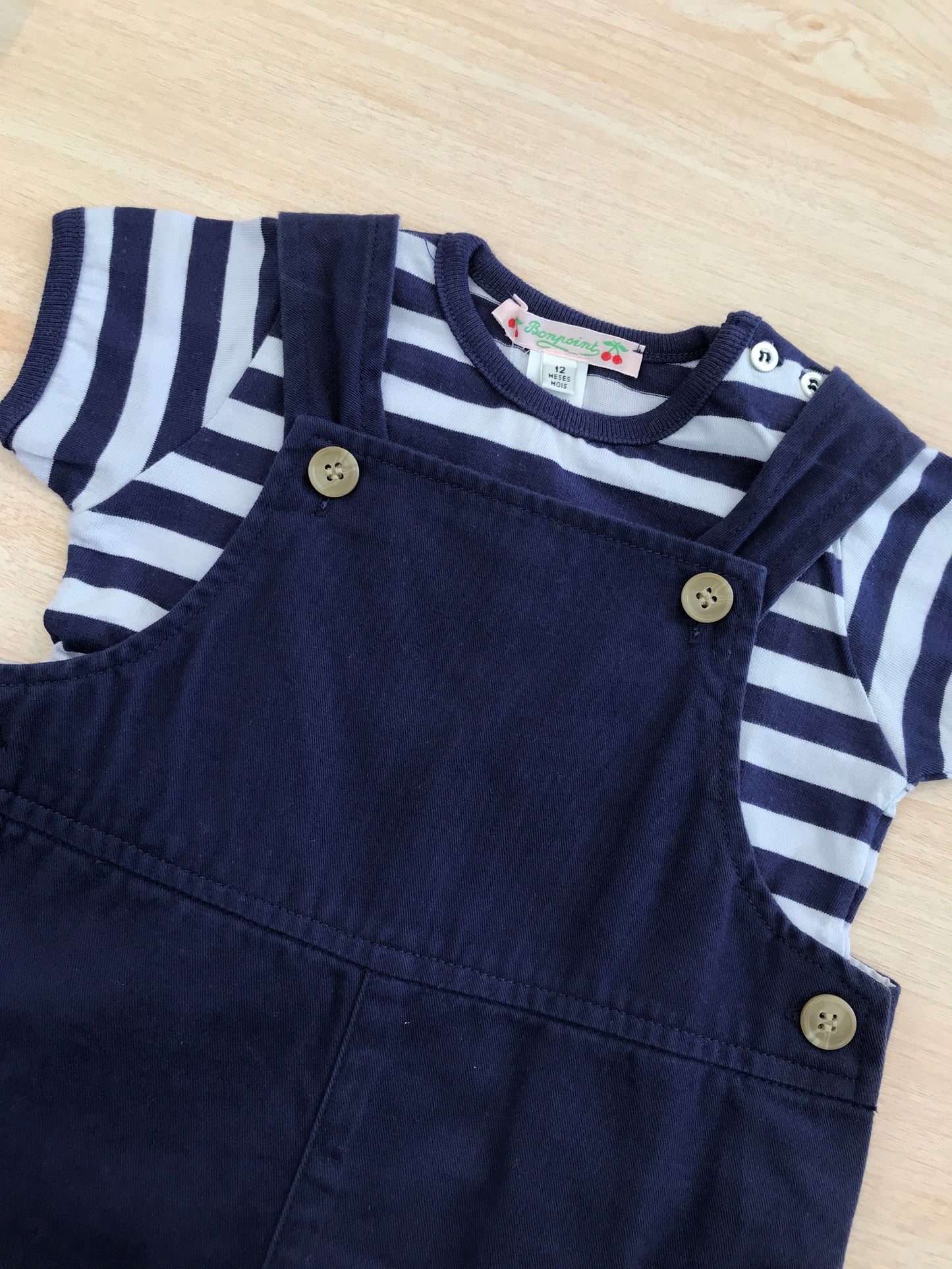 Completo BonPoint in cotone salopette con bretelle blu scuro con tasconi laterali con t-shirt a righe bianche e celesti mezza manica