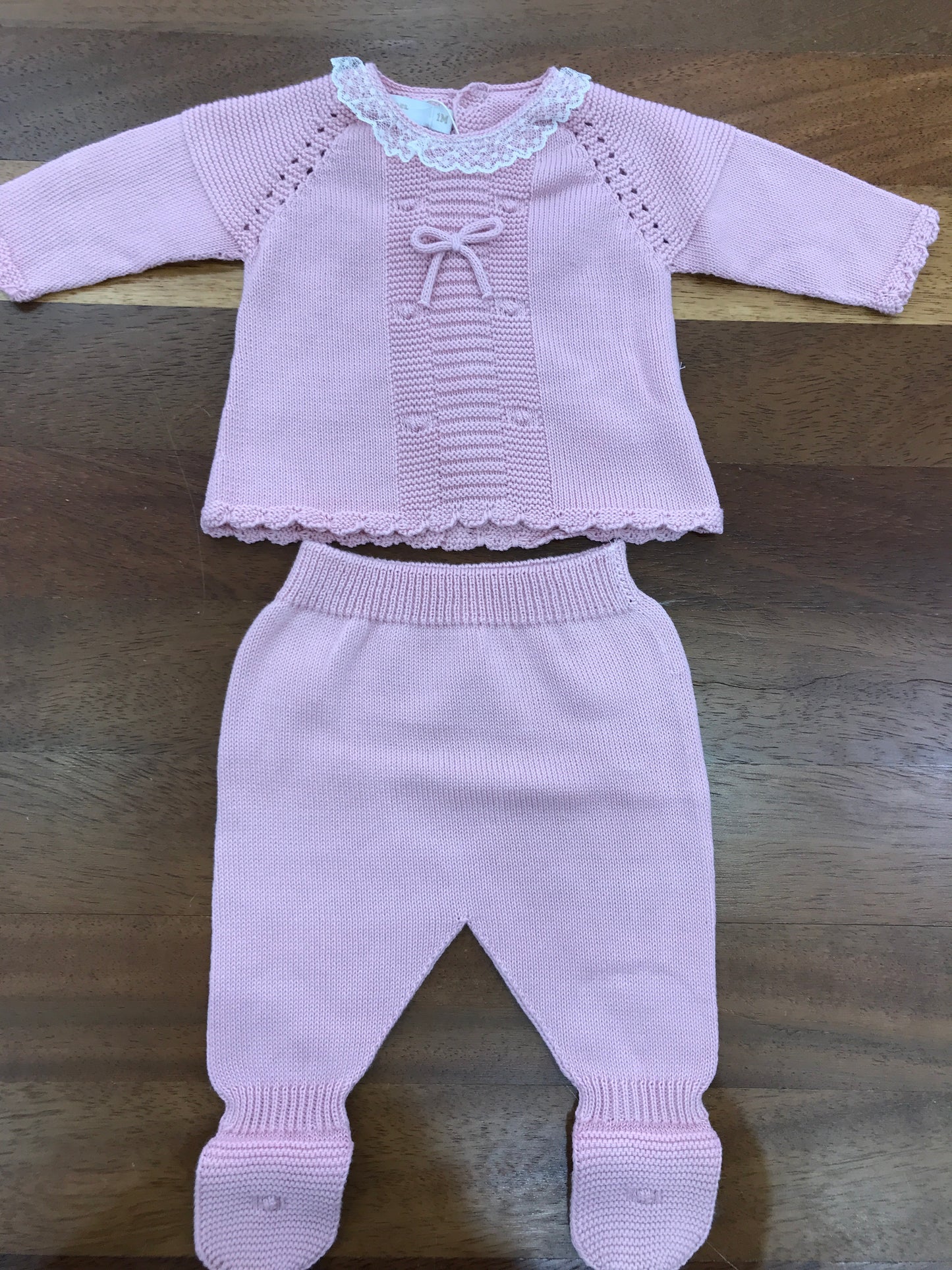 Completo PCS in filo rosa due pezzi con lavorazione sul davanti e al colletto applicato valancienne