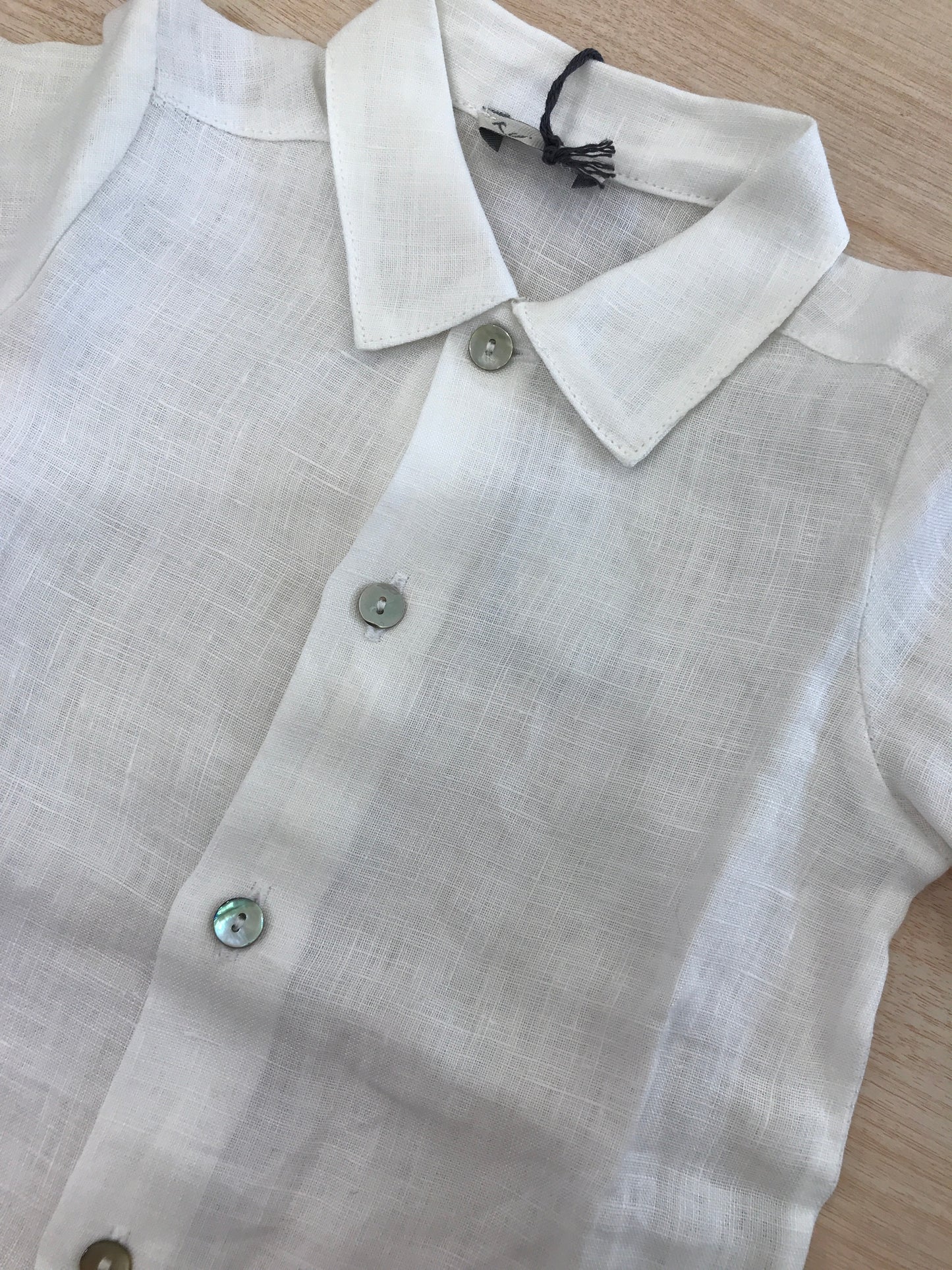 Camicia Jo Milano in lino bianco manica lunga con bottoni madreperla