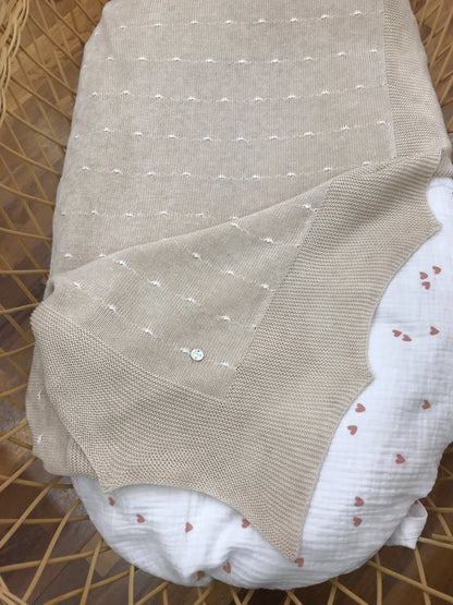 Coperta Paz Rodriguez in filo tortora smerlata con piccoli pois bianchi su tutt'essa