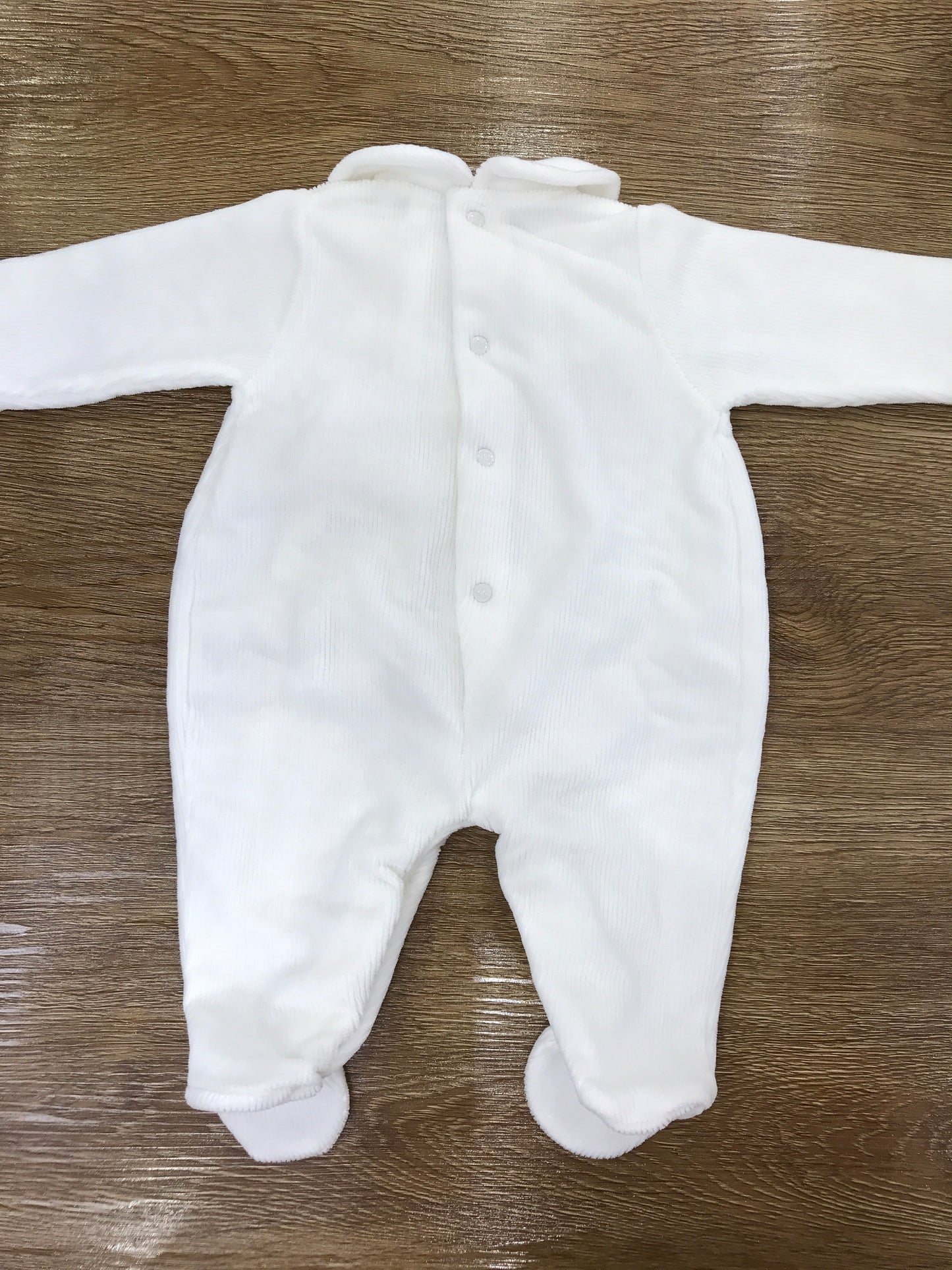 Tutina Nanan in ciniglia bianca intera con piccoli fiocchetti sul davanti ed uno floreale