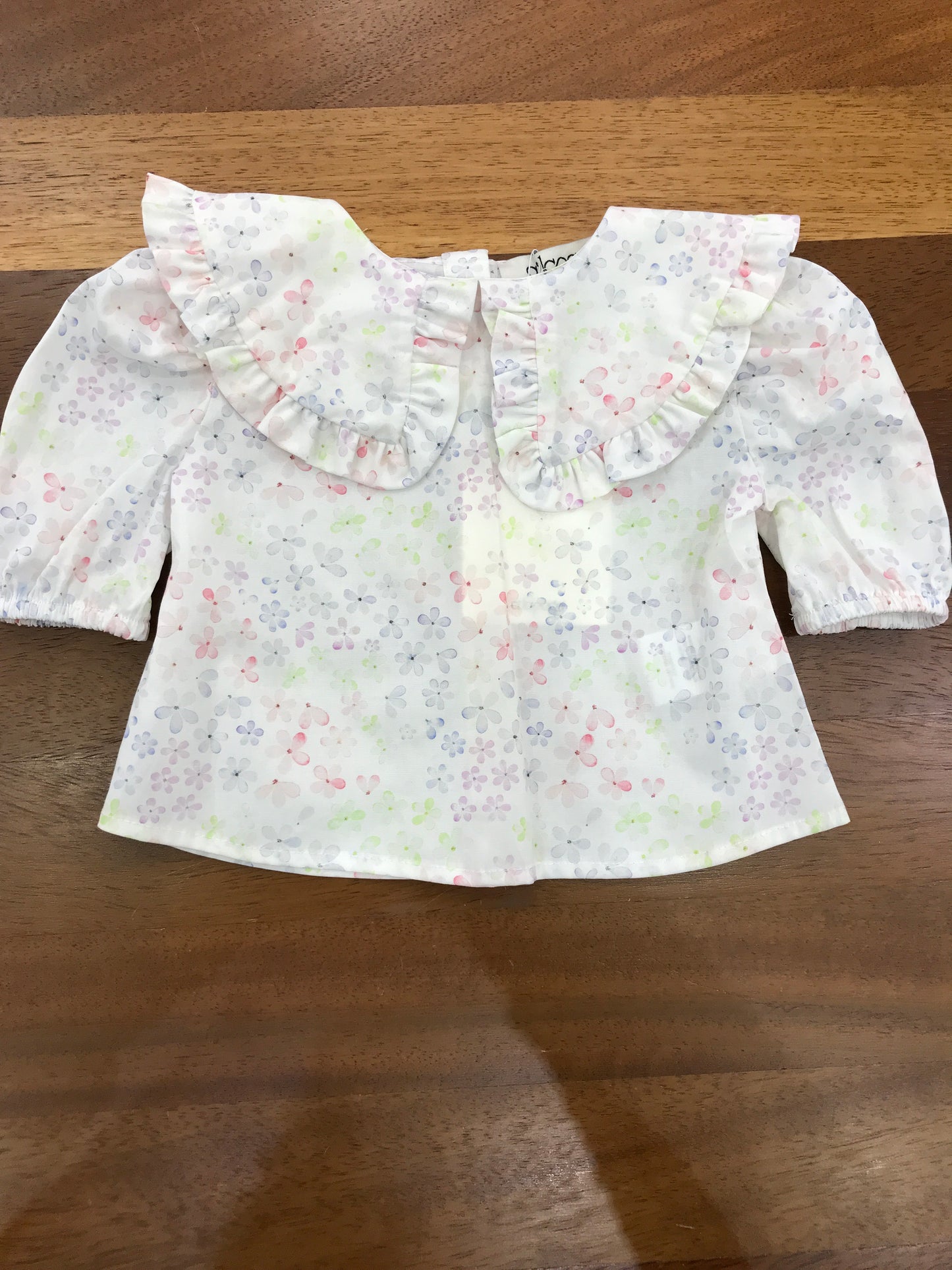 Blusa a'lapage in cotone manica a tre quarti collo con rusche smerlata decorata da fiorellini