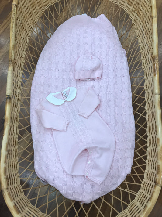 Coordinato nascita Baby Lord in filo rosa con lavorazione di trecce tutina con dettagli in bianco con cappello abbinato
