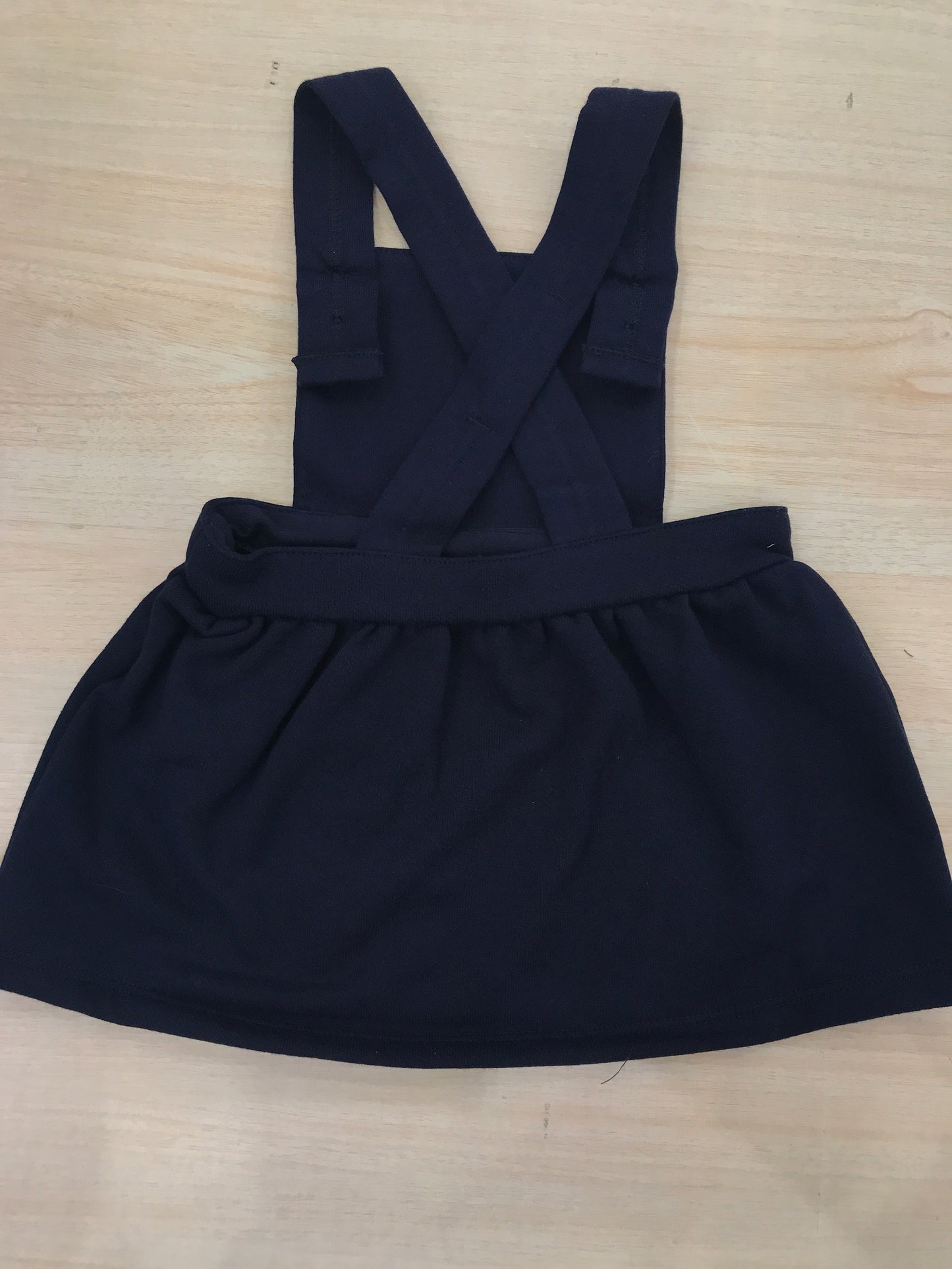 Salopette Petit Bateau blu scuro con bretelle regolabili con cuori ricamati rossi