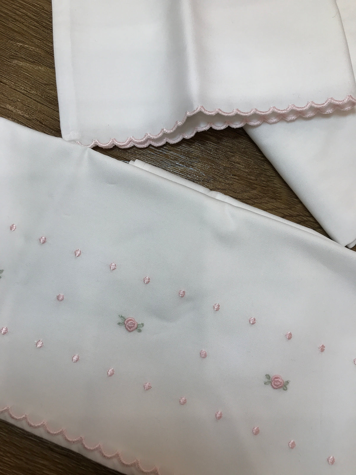 Lenzuolino Pepecè in cotone composto da sotto con angoli federa e lenzuolino che presenta roselline e pois in rosa