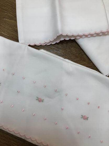 Lenzuolino Pepecè in cotone composto da sotto con angoli federa e lenzuolino che presenta roselline e pois in rosa
