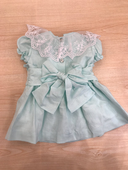 Abito Fofettes in cotone mezza manica a sbuffo con collo rifinito da una balza in tulle rifinita da pizzo e fascia smerlata lavorata sul davanti chiusa sul retro con fioccone