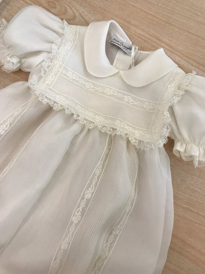 Pagliaccetto Piccola Giuggiola in organza in seta manica a sbuffo con applicazione di pizzo con bavettone sempre lavorato da pizzo