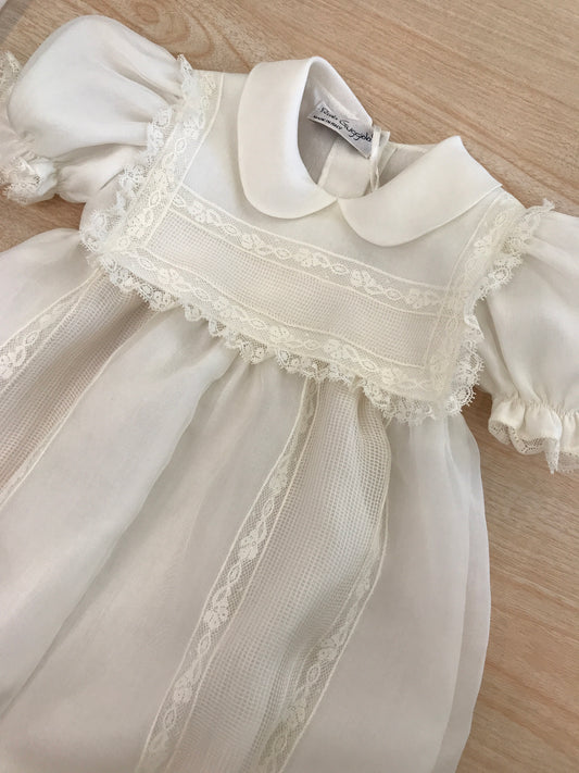 Pagliaccetto Piccola Giuggiola in organza in seta manica a sbuffo con applicazione di pizzo con bavettone sempre lavorato da pizzo