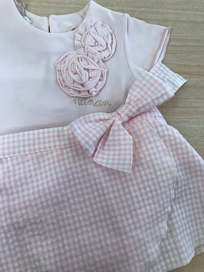 Completo Nanan in cotone t-shirt mezza manica con fiori applicati lateralmente con pantagonna a quadretti e fiocchetto