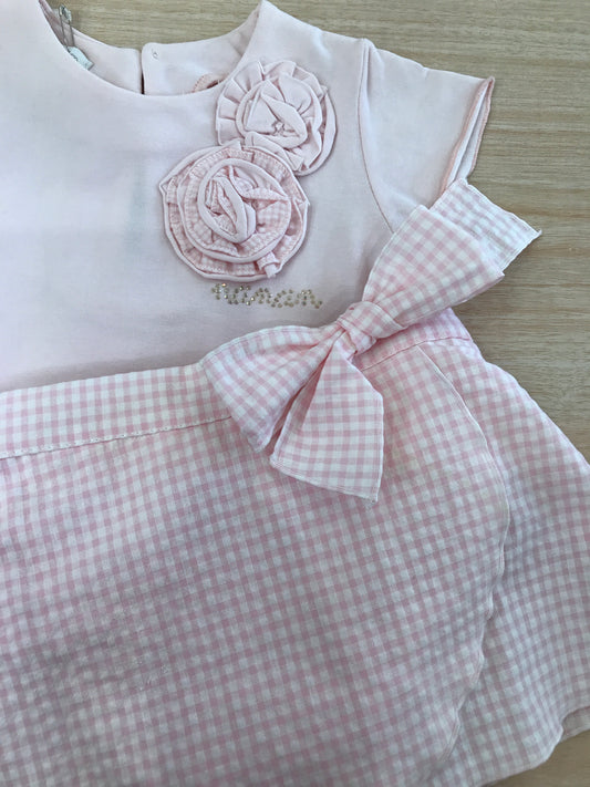 Completo Nanan in cotone t-shirt mezza manica con fiori applicati lateralmente con pantagonna a quadretti e fiocchetto