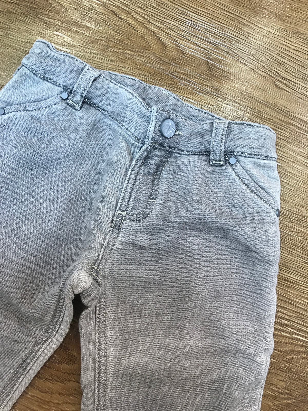 Pantalone Maperò in jeans grigio con tasche sul davanti e sul retro