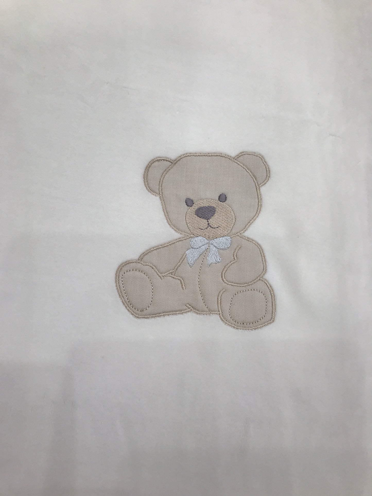 Coperta Baby Gi in ciniglia panna con orsetto ricamato sul davanti