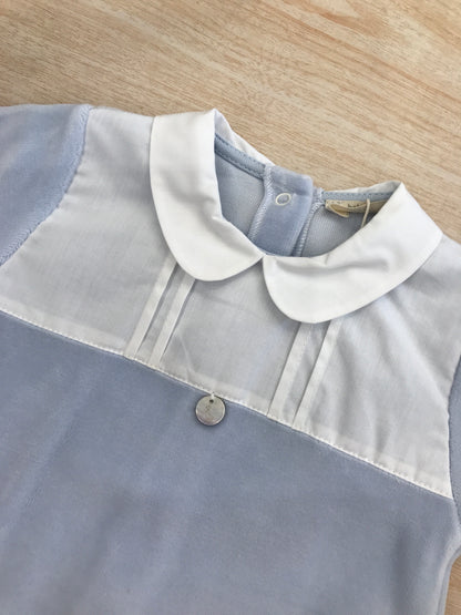 Tutina Baby Gi in ciniglia celeste polvere intera con dettaglio al colletto effetto camicia