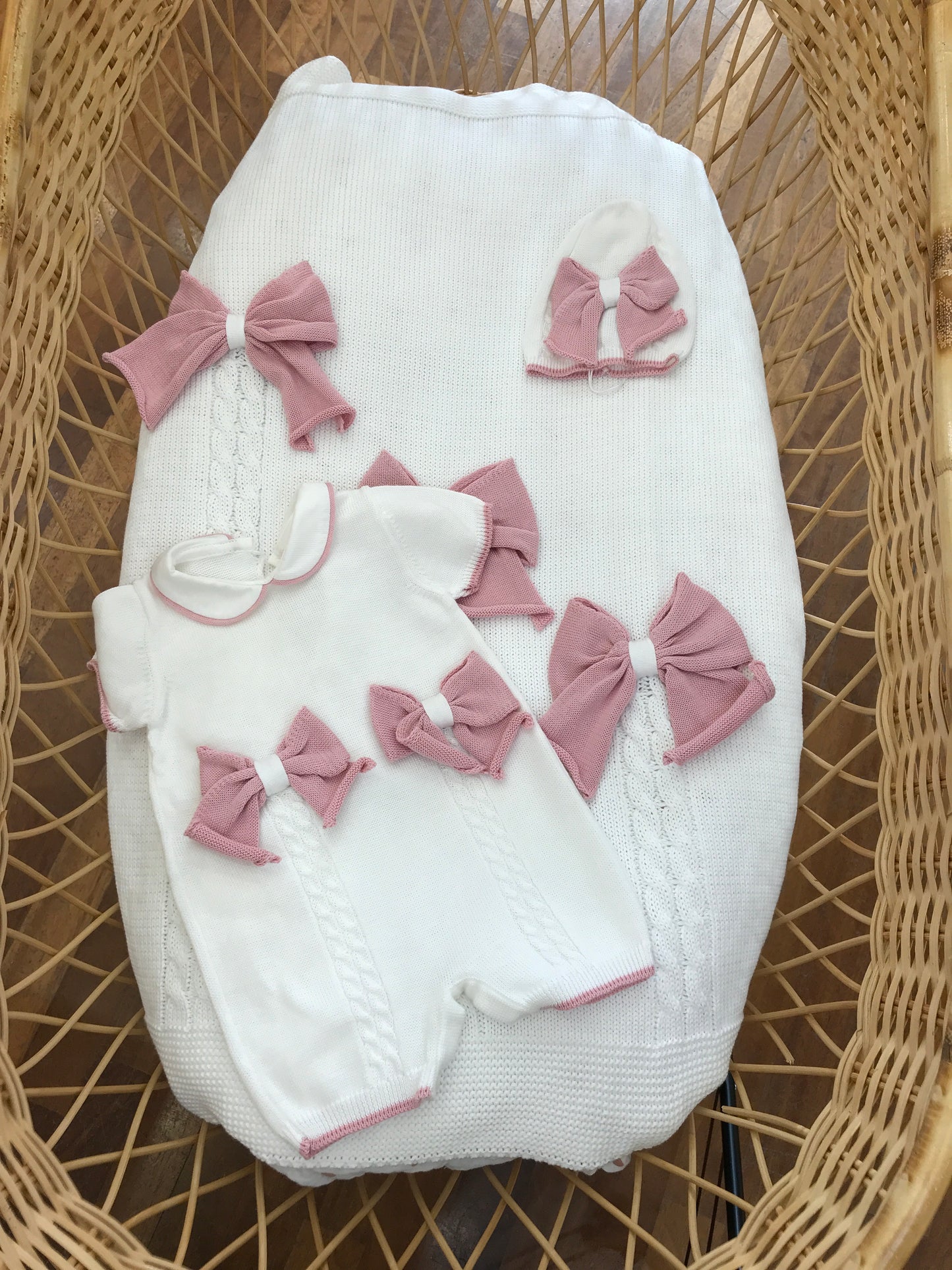 Coordinato nascita Bebè di Almy in filo bianco con lavorazione di trecce e fiocchi rosa