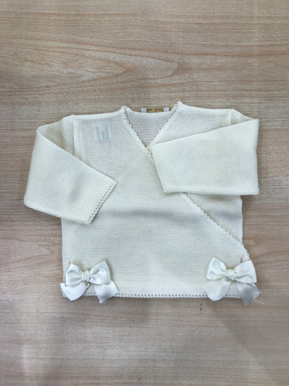 Cardigan Baby Lord in filo panna con chiusura ad incrocio e fiocchetti