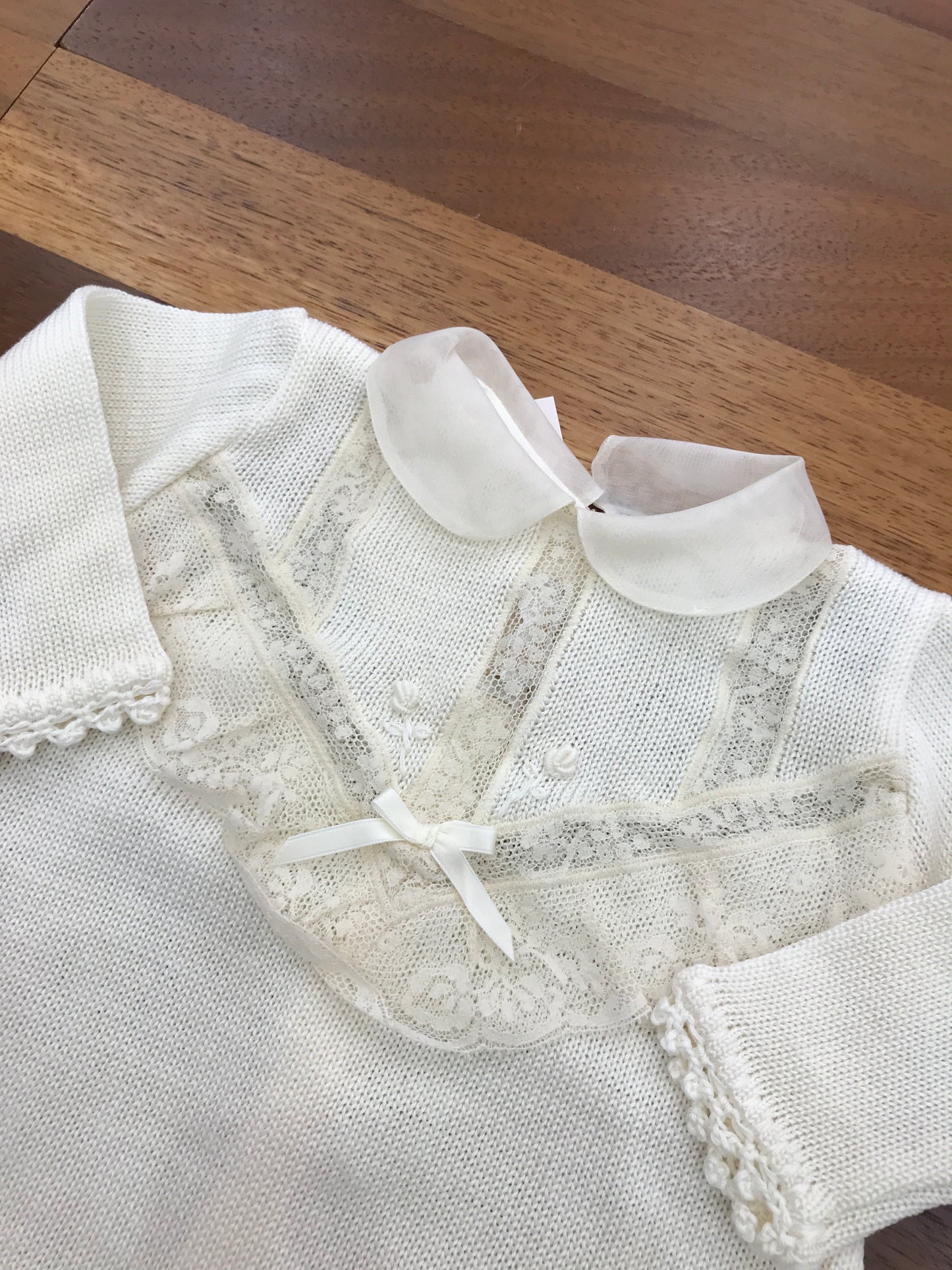 Tutina Ladia in filo avorio manica lunga collo di organza corpetto lavorato da pizzo e rose ricamate