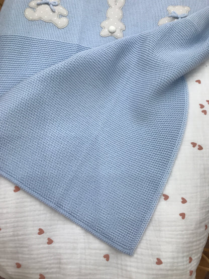 Coperta Baby Lord in lana celeste con orsetti e conigli a pois applicati al centro