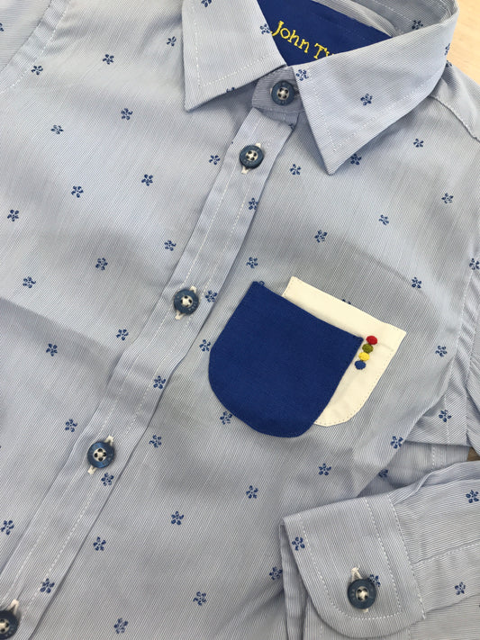 Camicia John Twig in cotone celeste manica lunga con fiori blu ricamati con poschette laterale