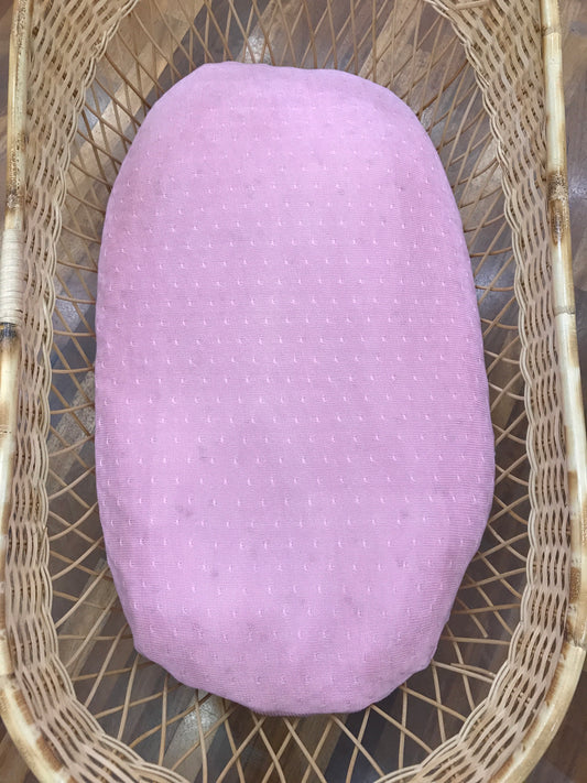 Coperta Paz Rodriguez in filo rosa smerlata al bordo con passanastro laterale in cotone bianco con fiori rosa con fiocchetto laterale