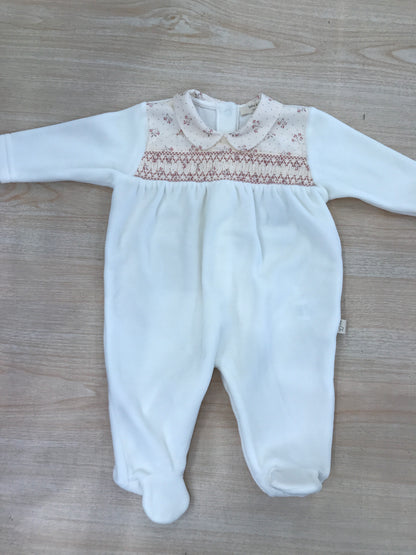 Tutina Baby Gi in ciniglia panna con lavorazione di punto smock e fiorellini sul corpetto