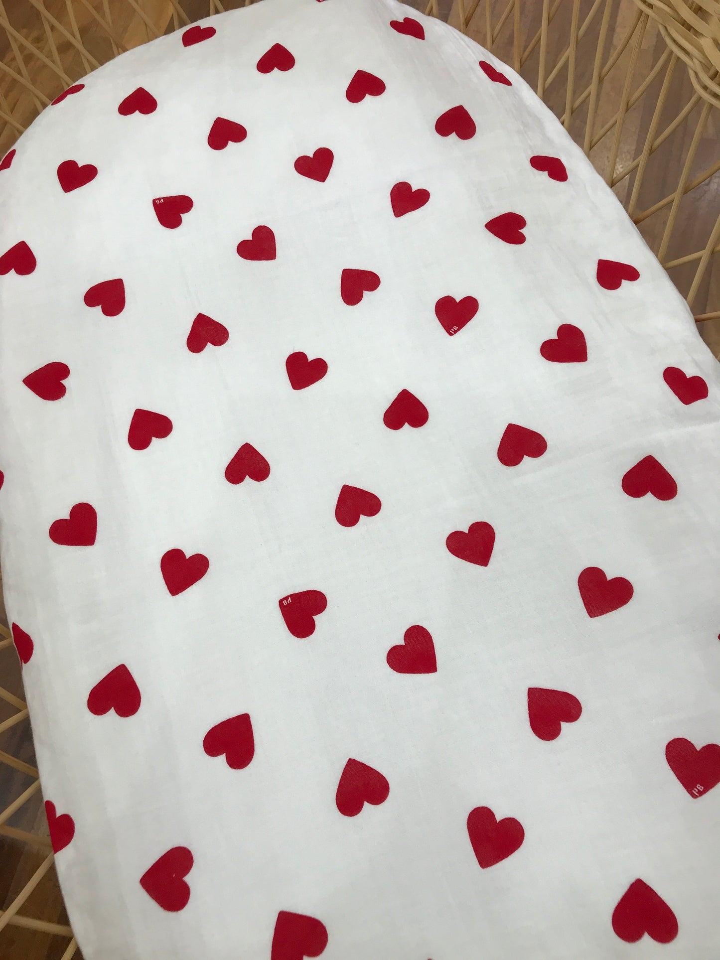 Mussola Petit Bateau in garza bianca con cuoricini rossi sparsi
