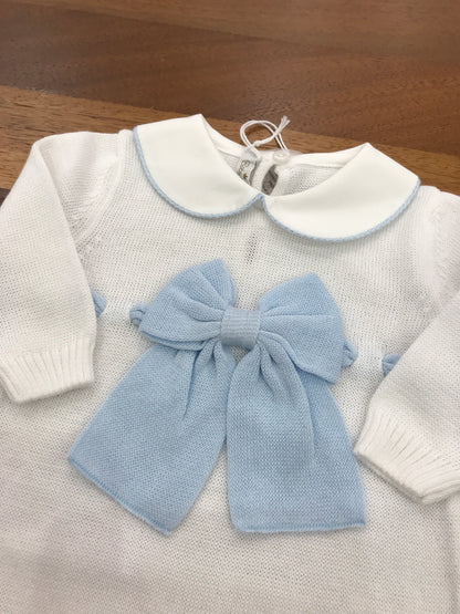 Tutina Baby Lord in filo bianco manica lunga con collo tondo rifinito in celeste con fiocco applicato sul centro con passanastro