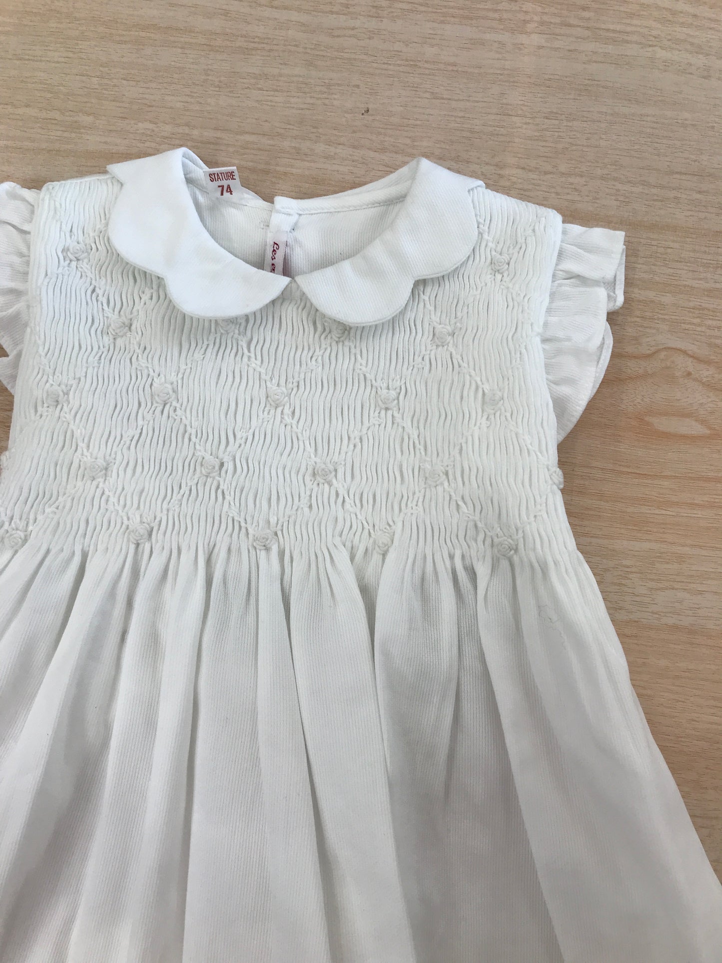 Abito Les Enfants de Gisele in cotone smanicato con rusche colletto smerlato con corpetto lavorato da punto smock e roselline bianche