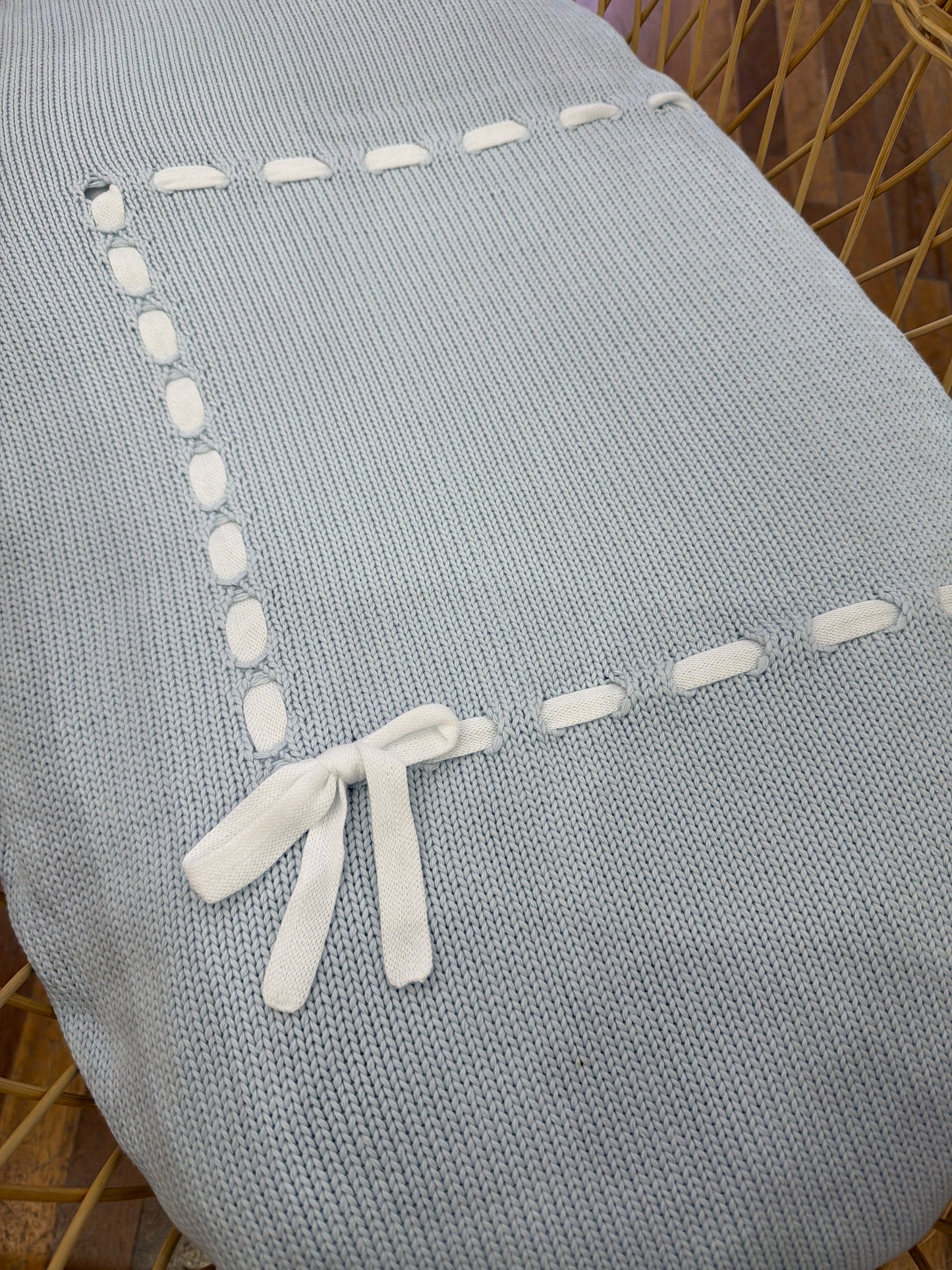 Coperta Colibrì in filo celeste con passanastro bianco e fiocchetto laterale