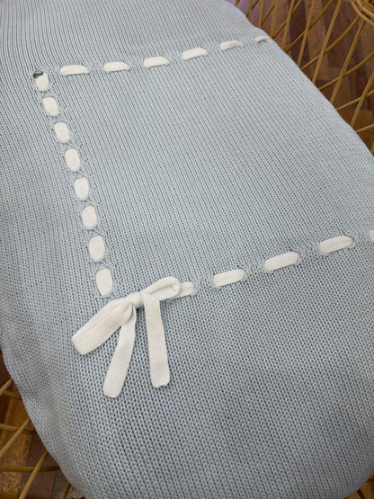 Coperta Colibrì in filo celeste con passanastro bianco e fiocchetto laterale