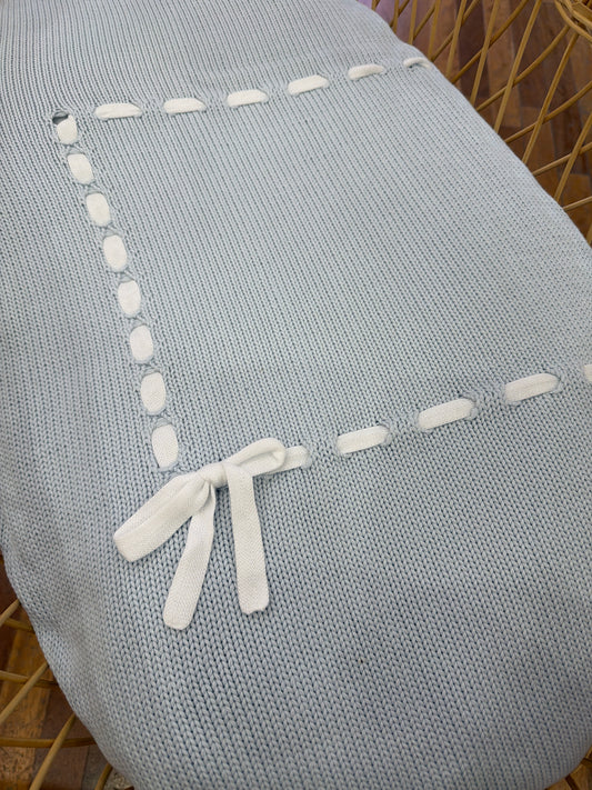 Coperta Colibrì in filo celeste con passanastro bianco e fiocchetto laterale