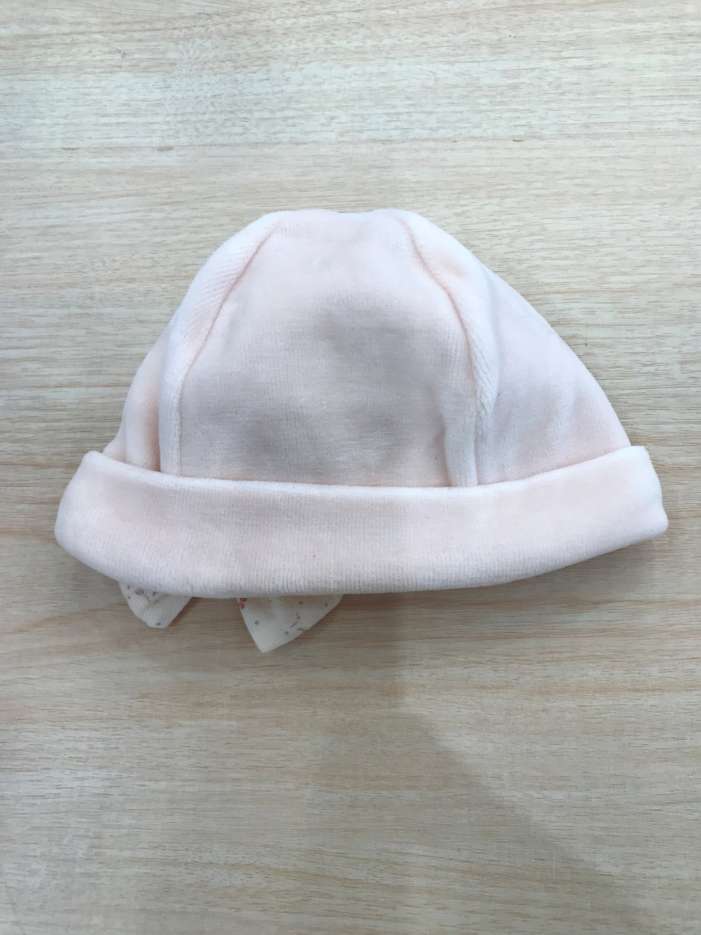Cappello Baby Gi in ciniglia rosa pesca con fiocco floreale