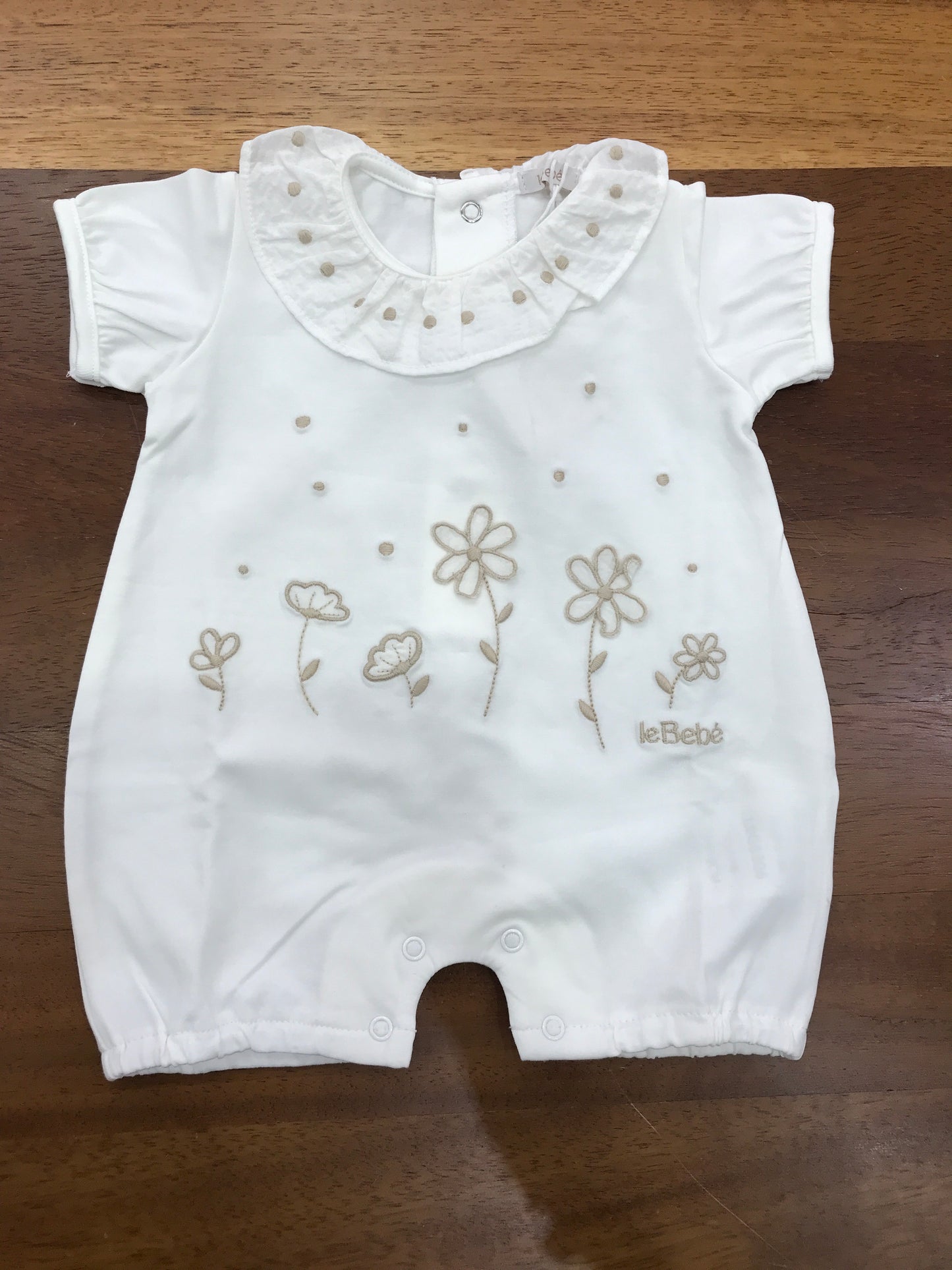 Pagliaccetto Le Bebè in cotone mezza manica con collo con rusche con pois beige e fiori ricamati sul davanti