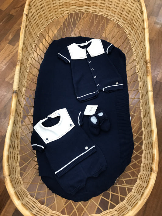 Coordinato nascita Paz Rodriguez in filo blu scuro coperta con completo e pagliaccetto con dettagli in lino bianco con babbucce abbinate