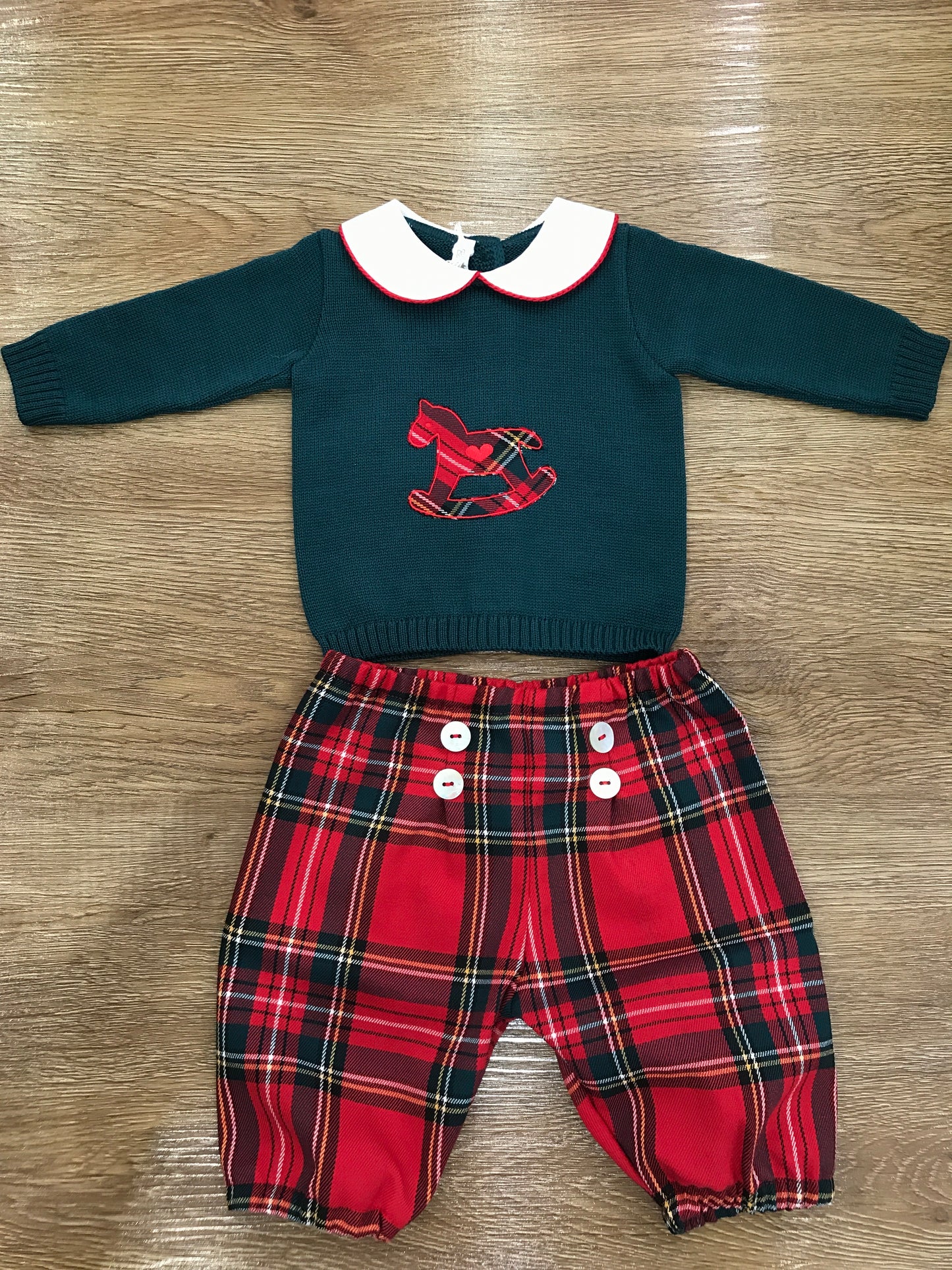 Completo Baby Lord in lana due pezzi verde scuro con cavallo a dondolo e bermuda scozzese