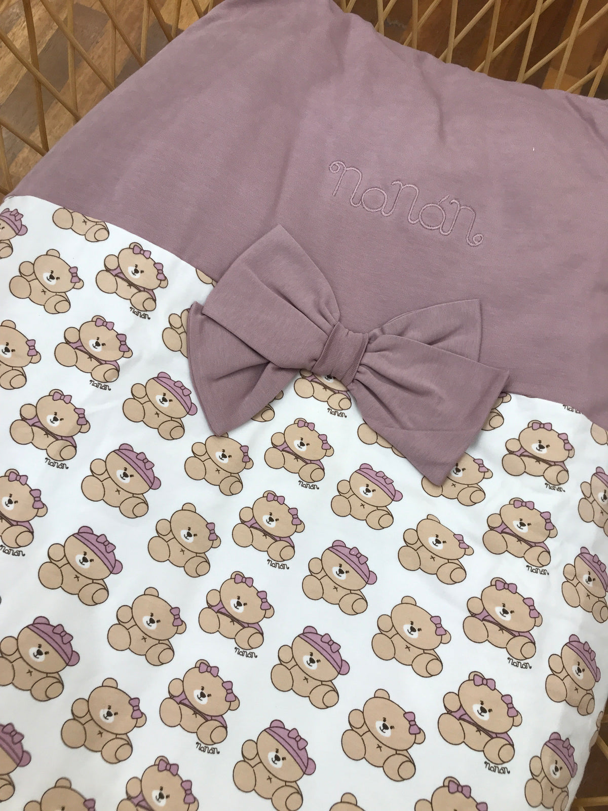 Coperta Nanan in caldo cotone con piccoli orsetti e fiocco