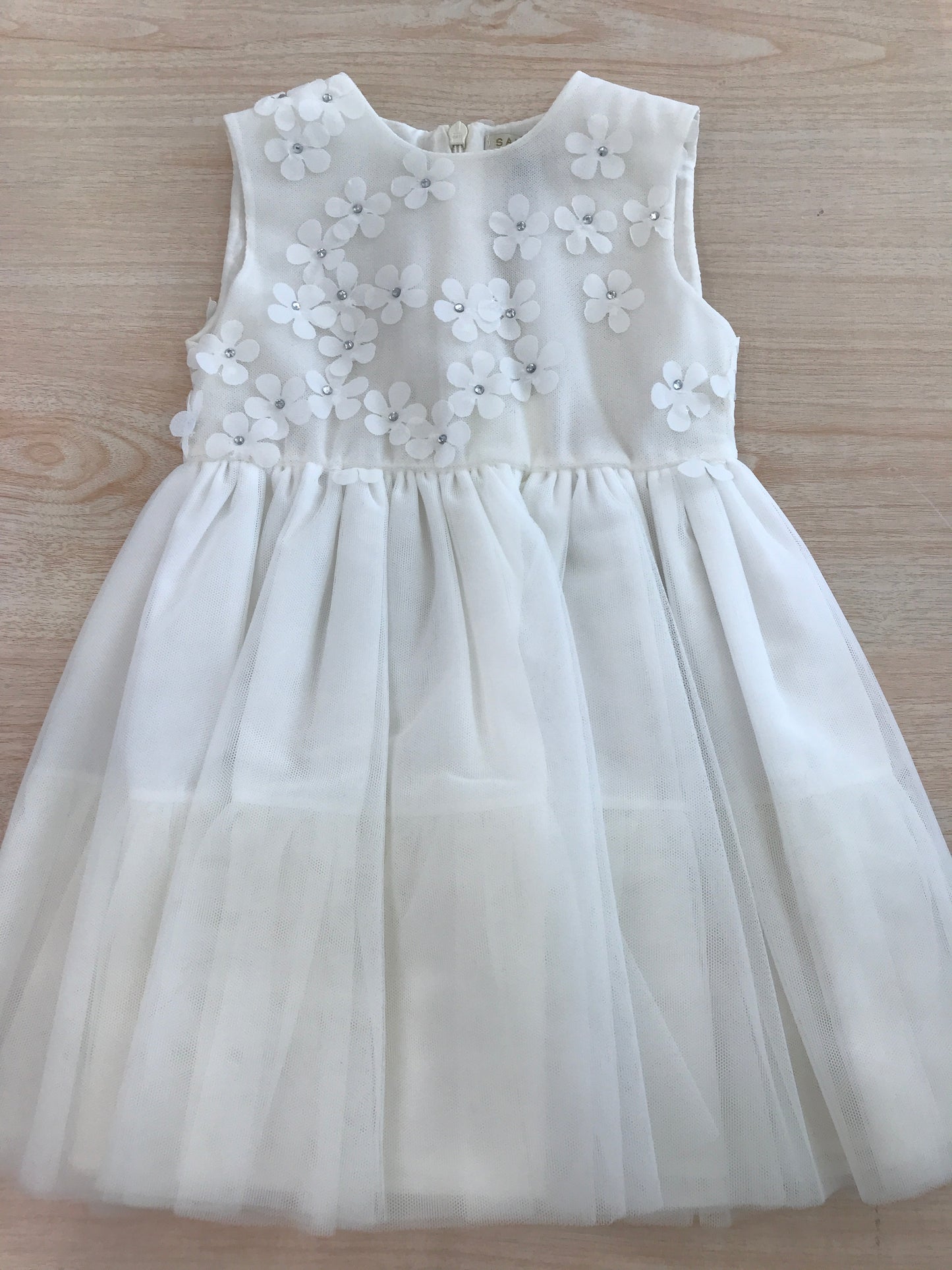 Abito Safer bianco in cotone con strato in tulle smanicato con fiori applicati sul corpetto
