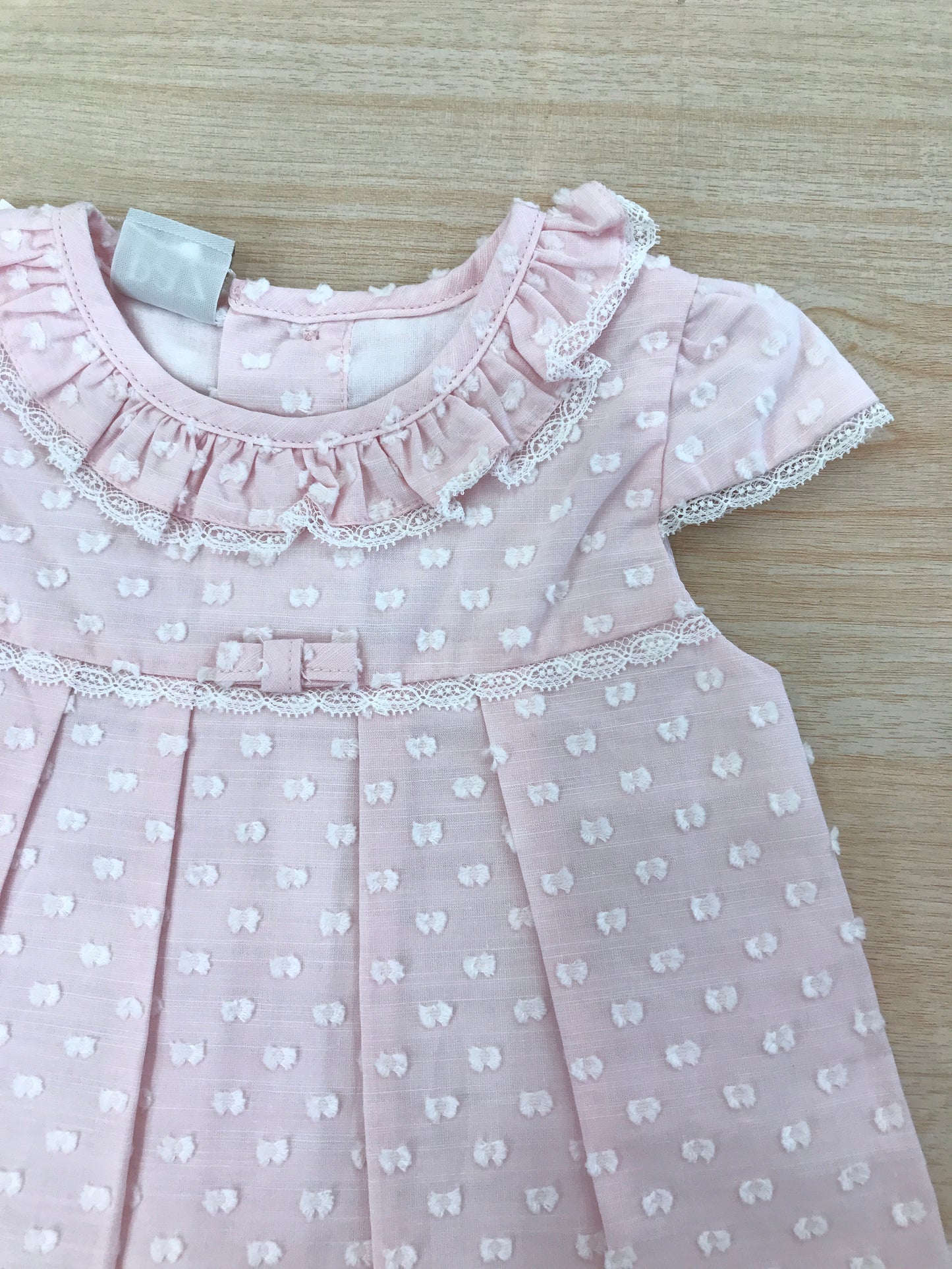 Abito Paz Rodriguez in cotone rosa smanicato con collo con rusche con fiocchetti bianchi