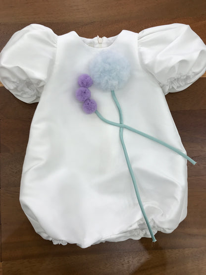 Pagliaccetto a'lapage in seta manica a sbuffo con fiori in tulle e stelo con zip sul retro
