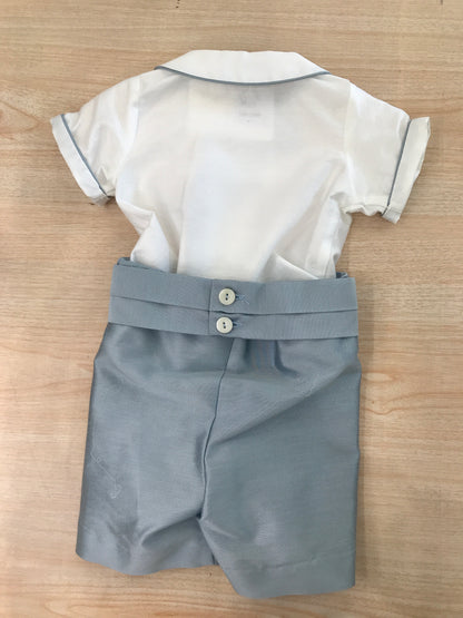 Completo Crochette in cotone camicia bianca mezza manica con pantalone celeste polvere con fascia con pieghe in vita