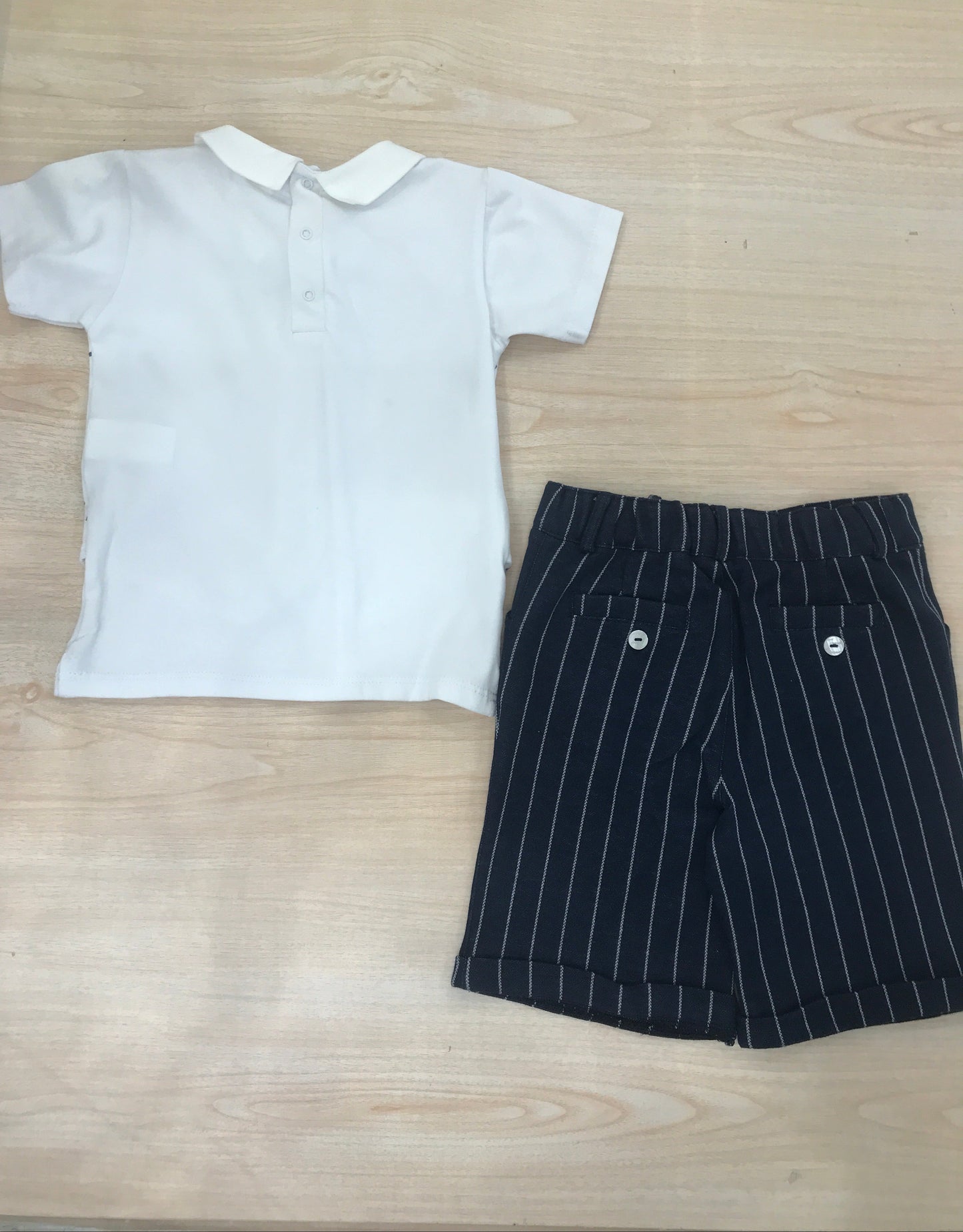 Completo Coccodè t-shirt mezza manica con finto gilet a pois con fiocchetto applicato sul davanti con bermuda a righe