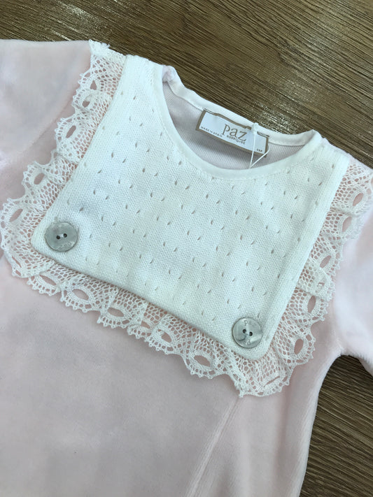 Tutina Paz Rodriguez in ciniglia rosa intera con dettaglio sul corpetto finto bavettone con merletto applicato al bordo