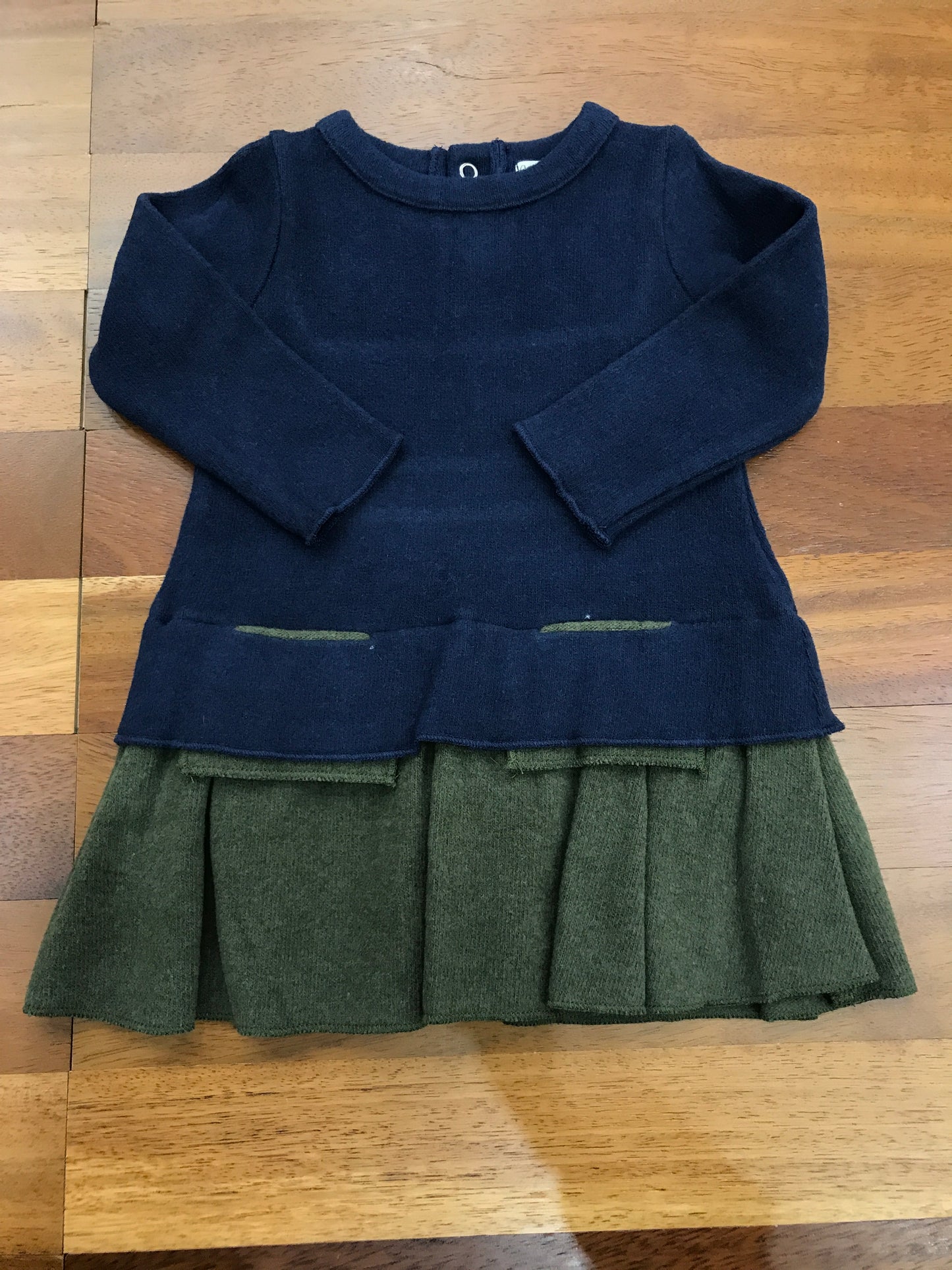 Abito Coccodè blu scuro manica lunga gonna plissettata verde con tasche sul davanti