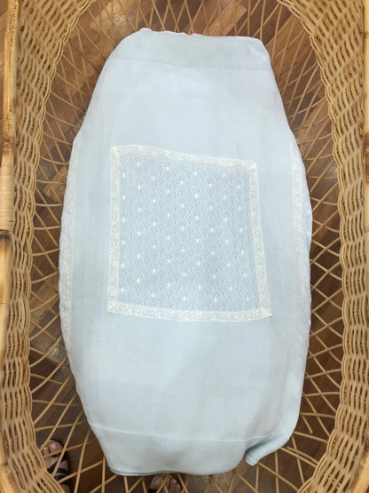 Coperta Bebè di Almy in filo celeste con rifiniture in pizzo ai bordi e al centro un riquadro