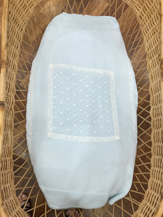 Coperta Bebè di Almy in filo celeste con rifiniture in pizzo ai bordi e al centro un riquadro