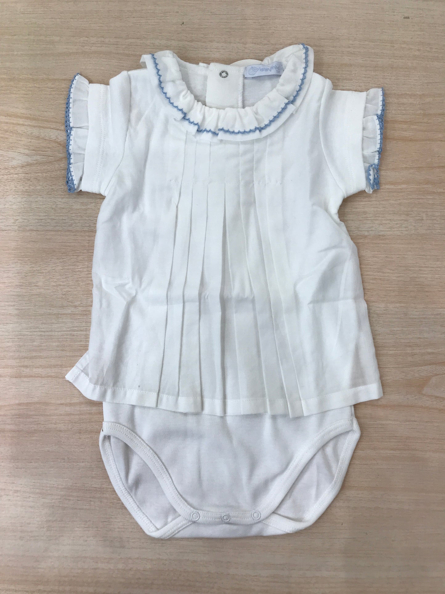 Body Laranjinha in cotone mezza manica smerlata con profilo celeste con effetto camicia con collo con rusche con ricamo celeste
